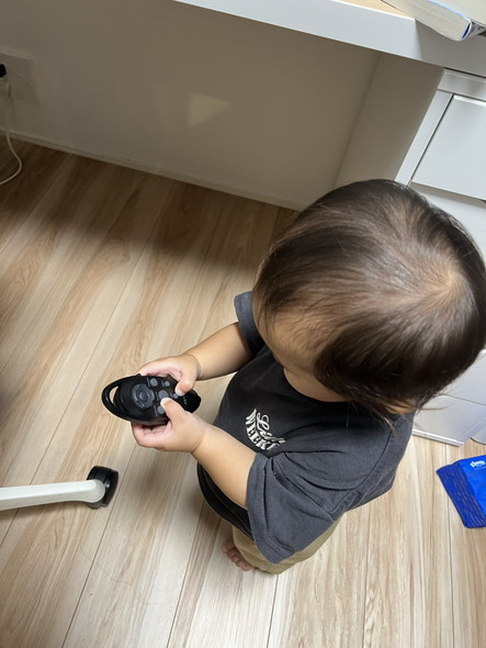 リモコンいじる子供