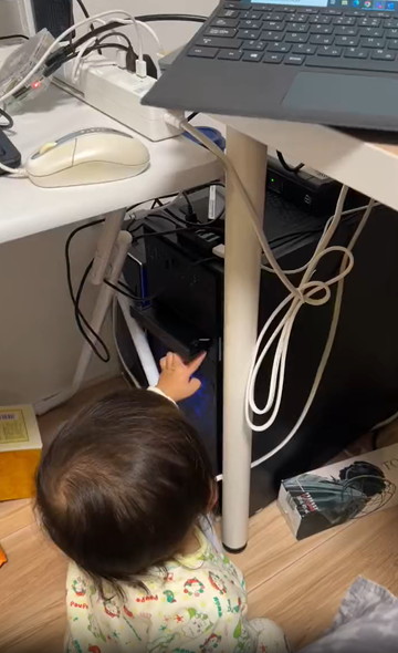 パソコンさわる子供