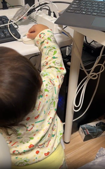 パソコンさわる子供