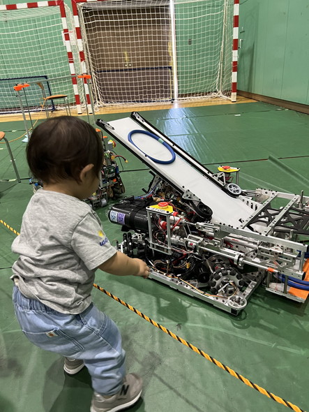 ロボット見る子供