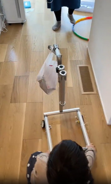 ロボット押す子ども