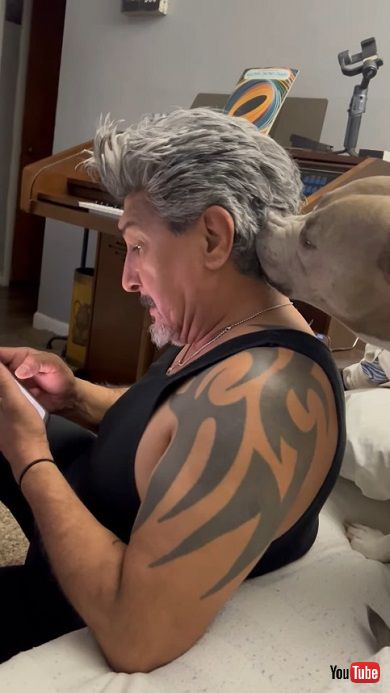 お父さんの髪をハムハムしたい犬