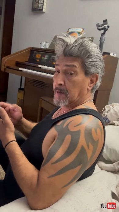 お父さんの髪をハムハムしたい犬