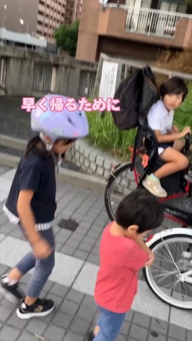 家に帰りたくない弟を説得するお姉ちゃん