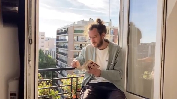 読書をする男性