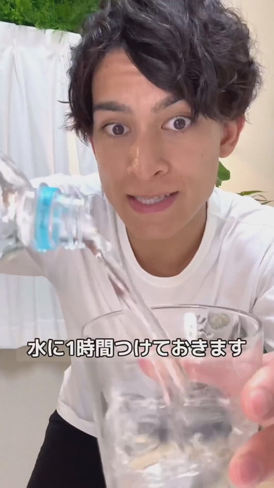 水を注ぐ男性