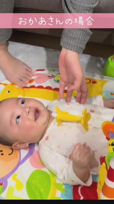 ママを見て笑顔の赤ちゃん