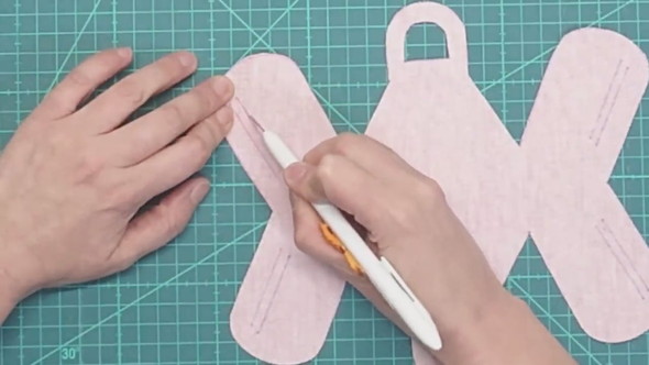 カットした合皮に切れ込みを入れている状態