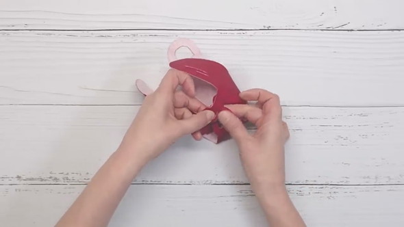 カットした合皮を成形