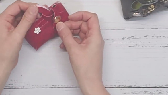 リボンをミニバッグに付けた状態