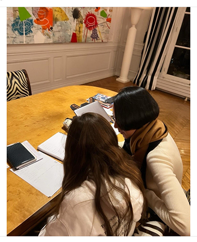 次女の宿題をサポートする中村さん