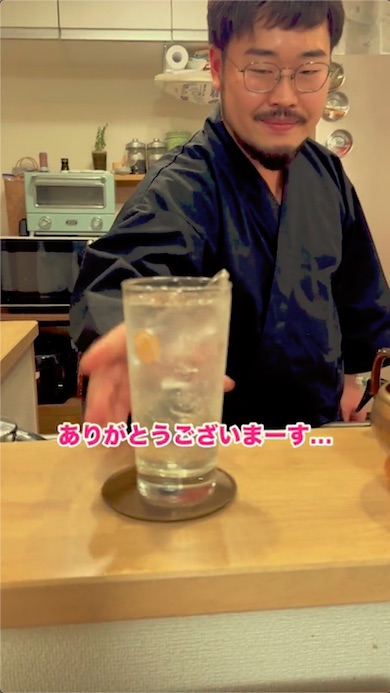 カウンターにレモンサワーを出すヒゲさん