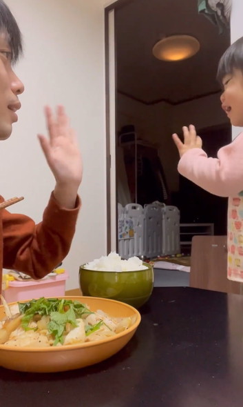 パパのごはんが欲しい女の子