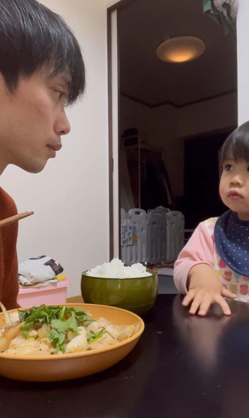 パパのごはんが欲しい女の子