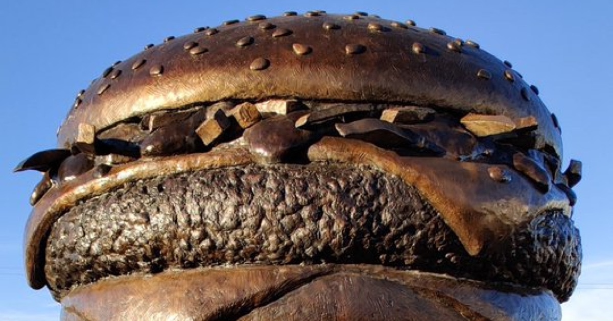マクドナルドのハンバーガーが巨大な銅像に!? アメリカの食欲