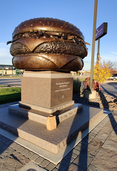 希少 マクドナルド クウォーターパウンダー 陶器 彫刻アート コレクション マクドナルドのハンバーガーが巨大な銅像に!? アメリカの食欲