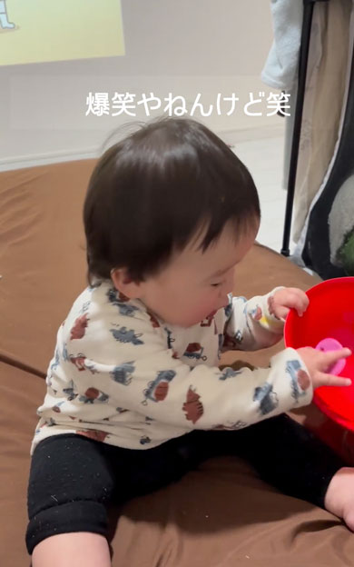 斬新すぎるおしゃぶりのくわえ方