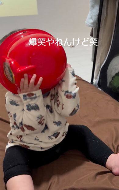 斬新すぎるおしゃぶりのくわえ方