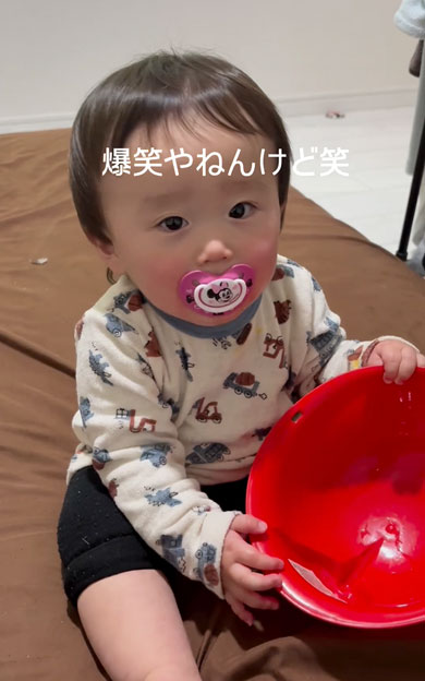 斬新すぎるおしゃぶりのくわえ方