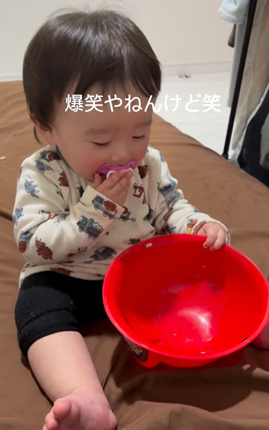 斬新すぎるおしゃぶりのくわえ方
