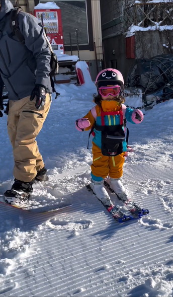 すべって登園する女の子とパパ