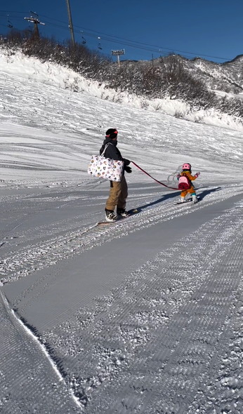 すべって登園する女の子とパパ