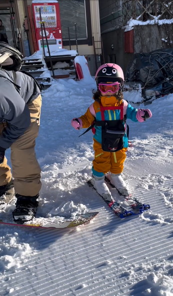 すべって登園する女の子とパパ