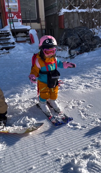 すべって登園する女の子とパパ
