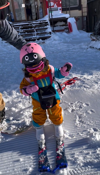 すべって登園する女の子とパパ