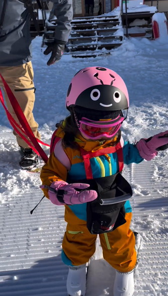 すべって登園する女の子とパパ