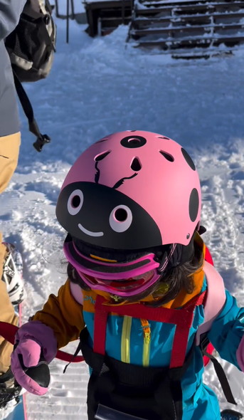 すべって登園する女の子とパパ