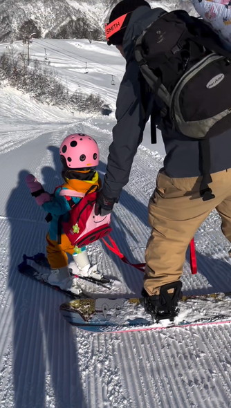 すべって登園する女の子とパパ