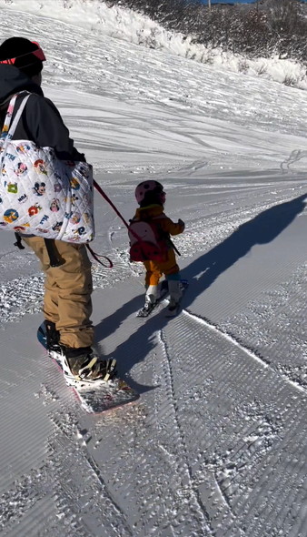 すべって登園する女の子とパパ