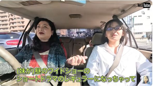 シーマでドライブする伊藤かずえ