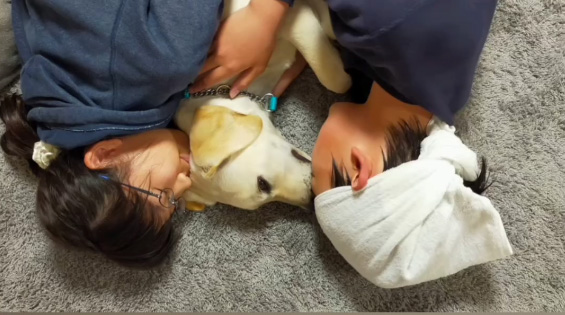 2人の間に挟まれるワンコ