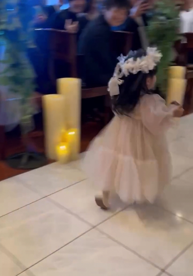 チャペルの扉が開いた瞬間猛ダッシュするリングガール