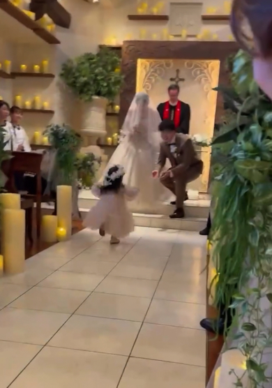 カメラが追い着かないほどの速さで走る1歳児