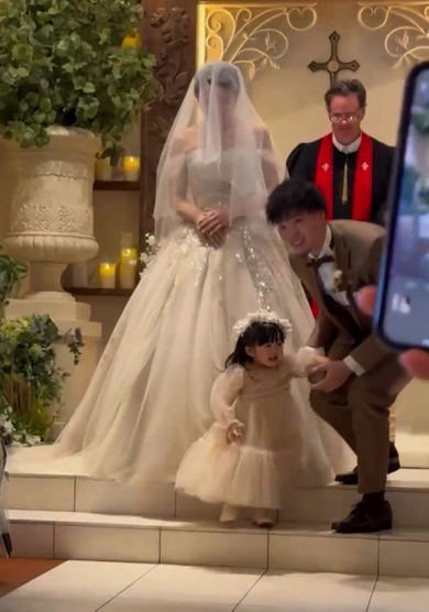 役目を終えて立ち去るリングガール