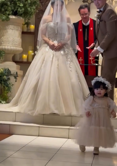 結婚式のゲストを見渡す1歳児