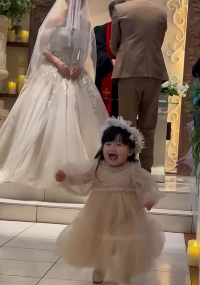 満面の笑顔でリングガール