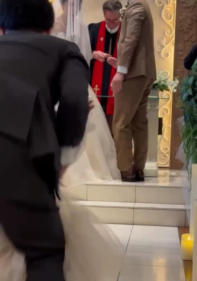 親戚のお兄さんがリングガールをキャッチ