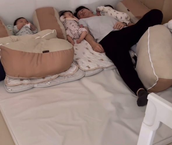 パパの三つ子寝かしつけがスタート