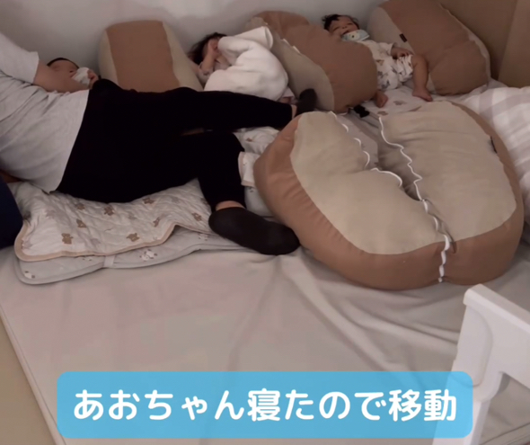 三つ子の1人が寝てくれました