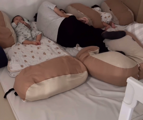 残り1人の寝かしつけをするパパ