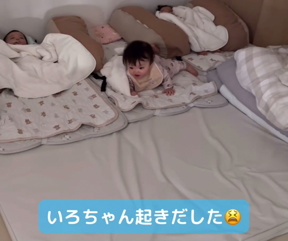 三つ子の1人が起きてしまいました