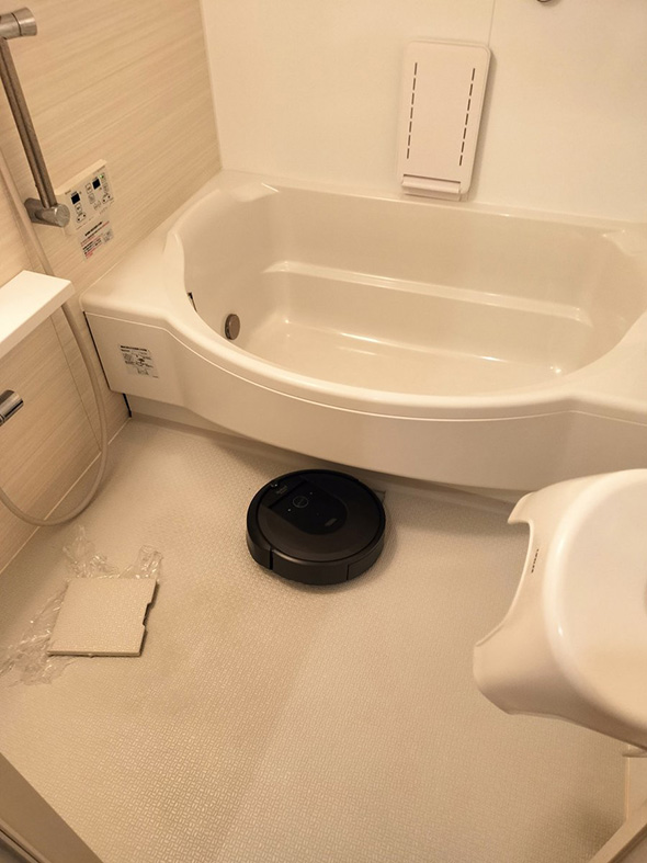 段差を乗り越えてバスルームへ