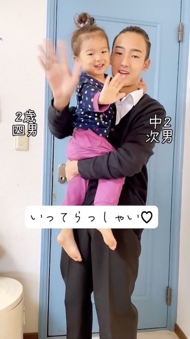 2歳弟と中2の兄がバイバイと手を振っている