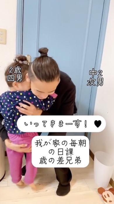 中2の兄が2歳の弟を抱っこする瞬間