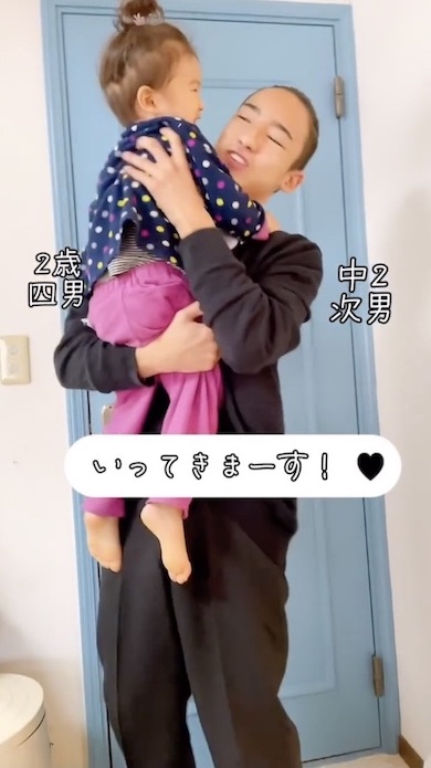 中2の兄が2歳の弟を抱き上げている