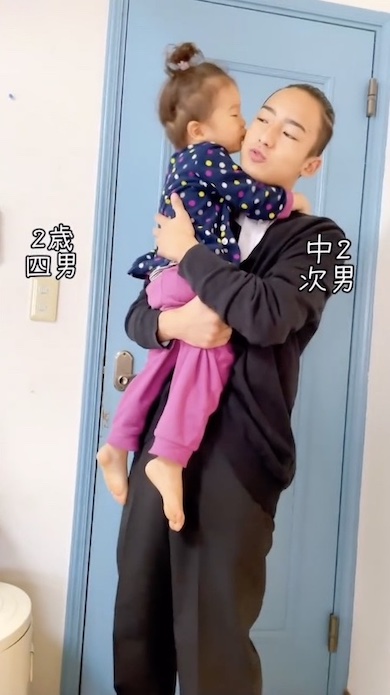 2歳弟が中2の兄の右頬にキスをしている